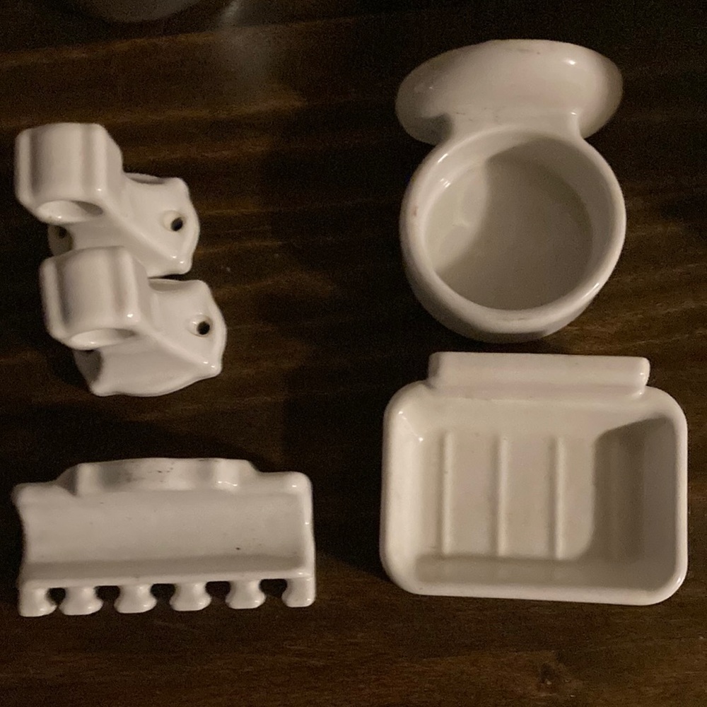 Porcelain bathroom fixture set